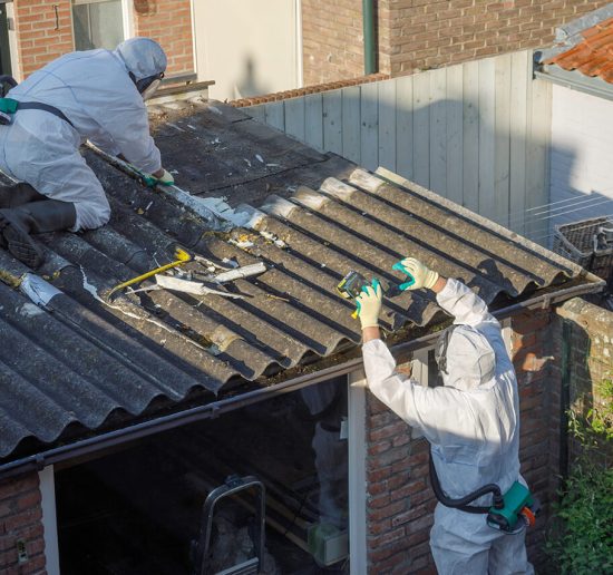 professionals_removing_asbestos_roofing